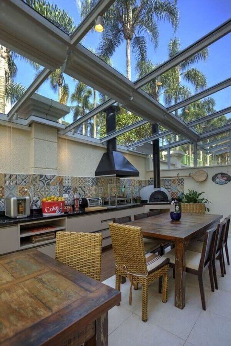 15. Casa de condom&iacute;nio ganha personalidade com cobertura de vidro &ndash; Fonte: Pinterest