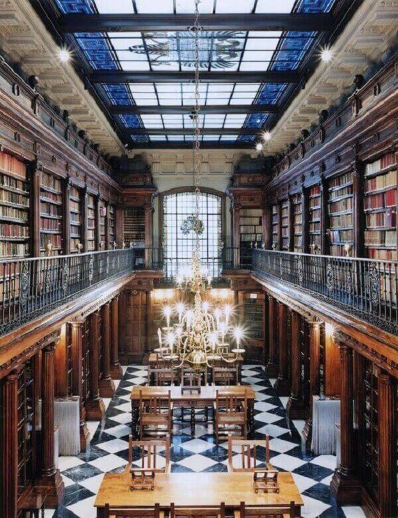 21. Cobertura de vidro comum e piso quadriculado frio para biblioteca &ndash; Fonte: Revista Viva Decora