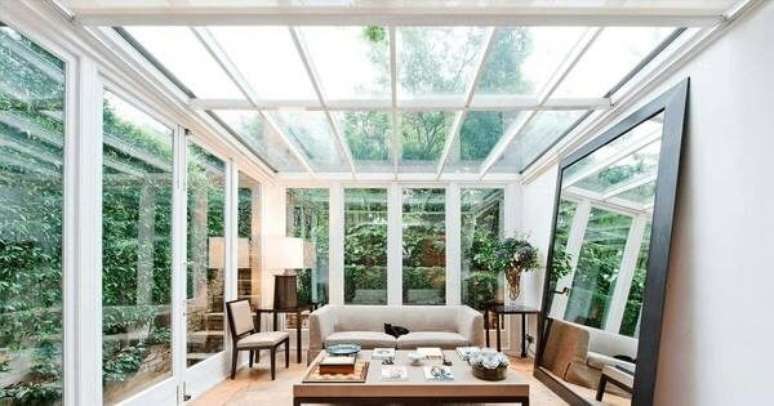 31. Ambiente iluminado com parede e teto de vidro – Fonte: Habitíssimo