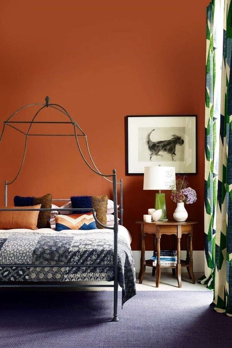 16. Cor de tinta terracota para decoração de quarto de casal com cama de ferro – Foto: House & Garden