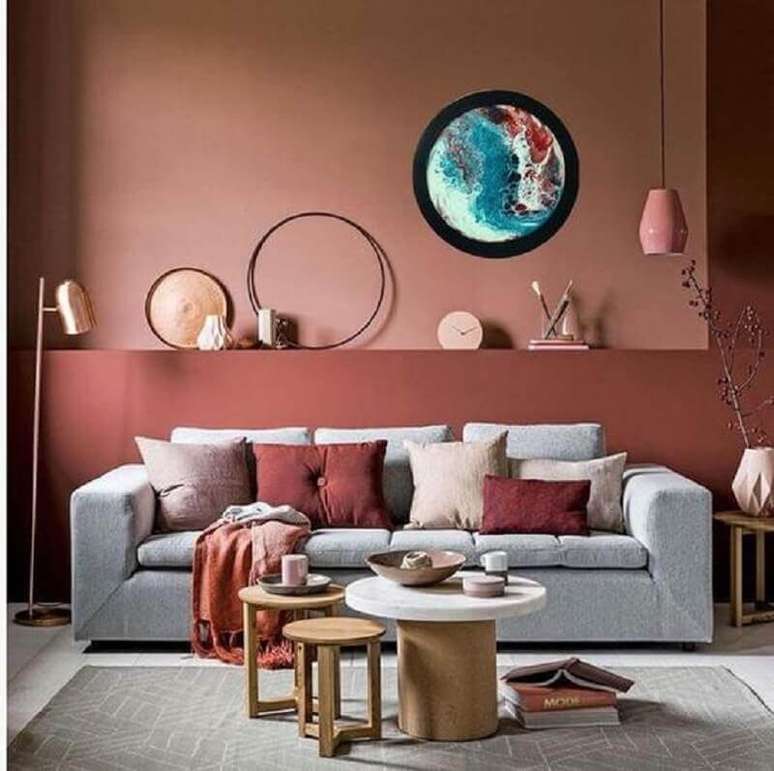 26. Cor terracota para decora&ccedil;&atilde;o de sala de estar com sof&aacute; cinza &ndash; Foto: Etsy