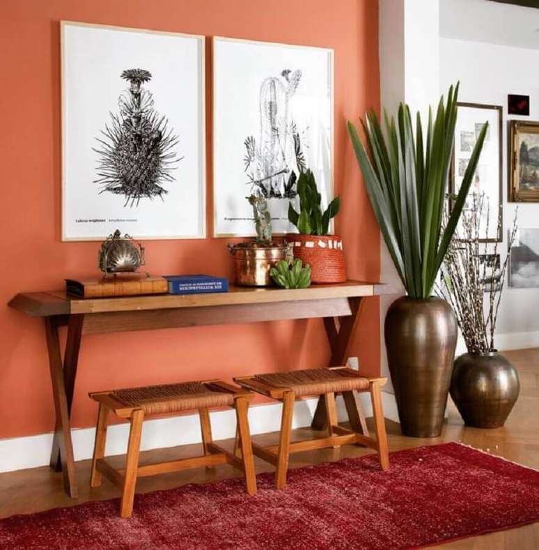 3. Hall de entrada decorado com cor de parede terracota e aparador de madeira &ndash; Foto: Pinterest