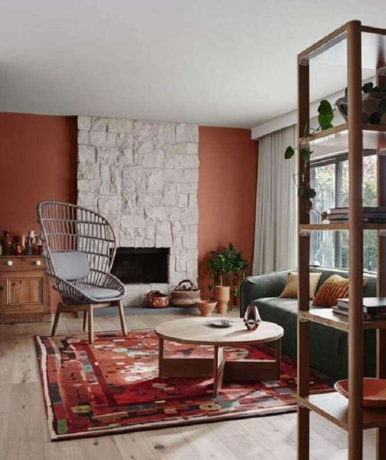 28. Cor de tinta terracota para decora&ccedil;&atilde;o de sala de estar com lareira &ndash; Foto: Mil Ideas