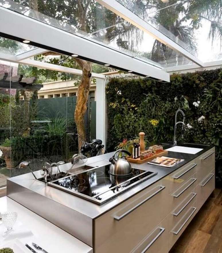 37. Cozinha iluminada com cobertura de vidro e jardim vertical – Fonte: Casa e Festa