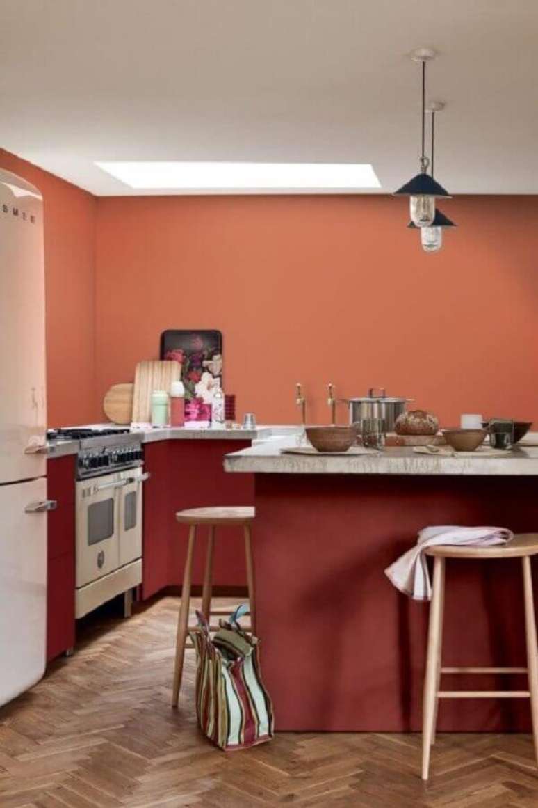 30. Cozinha simples planejada decorada na cor terracota &ndash; Foto: Pinterest