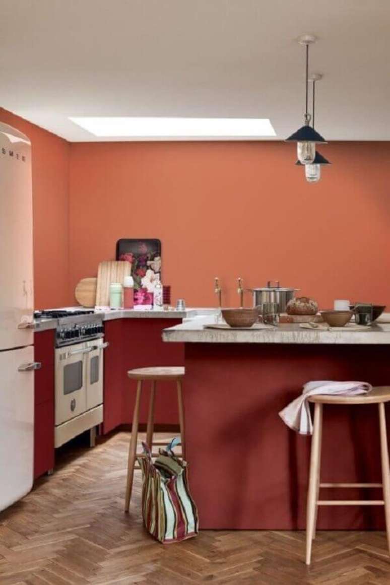 30. Cozinha simples planejada decorada na cor terracota – Foto: Pinterest