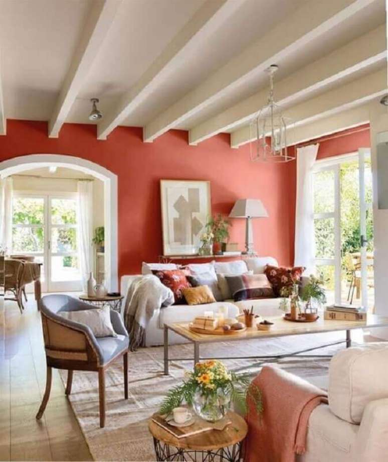 6. Decora&ccedil;&atilde;o cl&aacute;ssica para sala de estar com cor de parede terracota &ndash; Foto: EstiloyDeco