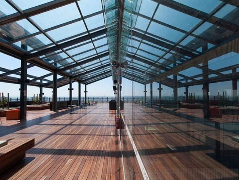 3. Estabelecimento comercial com cobertura de vidro &ndash; Fonte: Motta Envidra&ccedil;amento