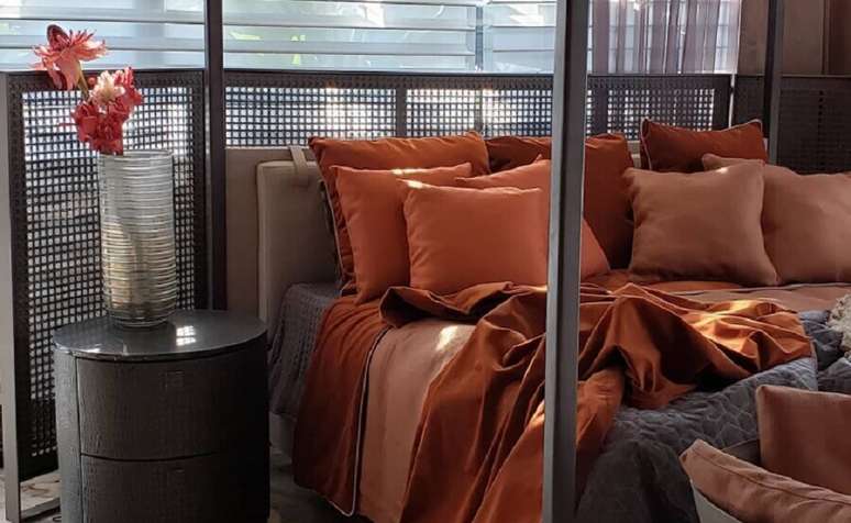 43. Quarto moderno todo cinza decorado com almofadas e roupa de cama na cor terracota – Foto: Behance