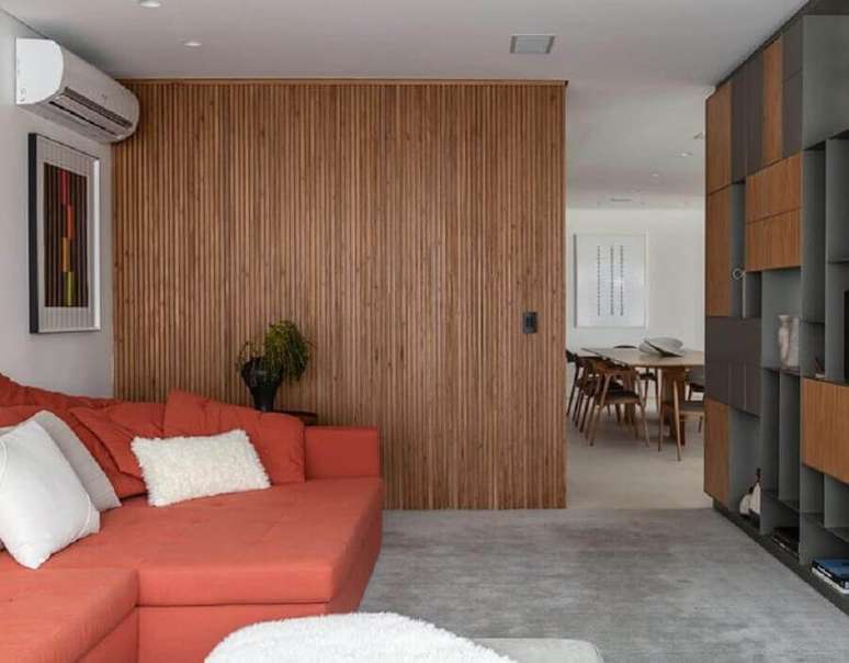 44. Sala de estar moderna decorada com sofá na cor terracota – Foto: Sala2 Arquitetura e Design