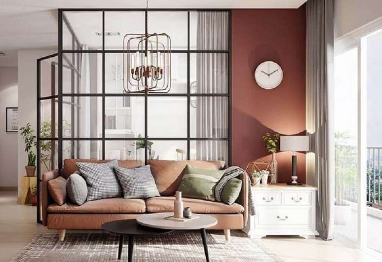 46. Sala de estar moderna decorada na cor terracota – Foto: Pinterest