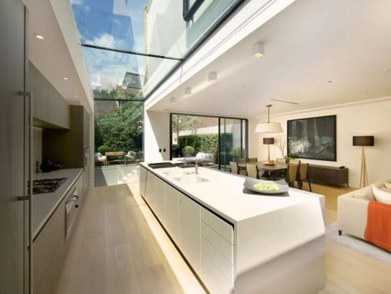 44. O vidro no teto traz sofisticação e elegância para o ambiente – Fonte: Vidrado