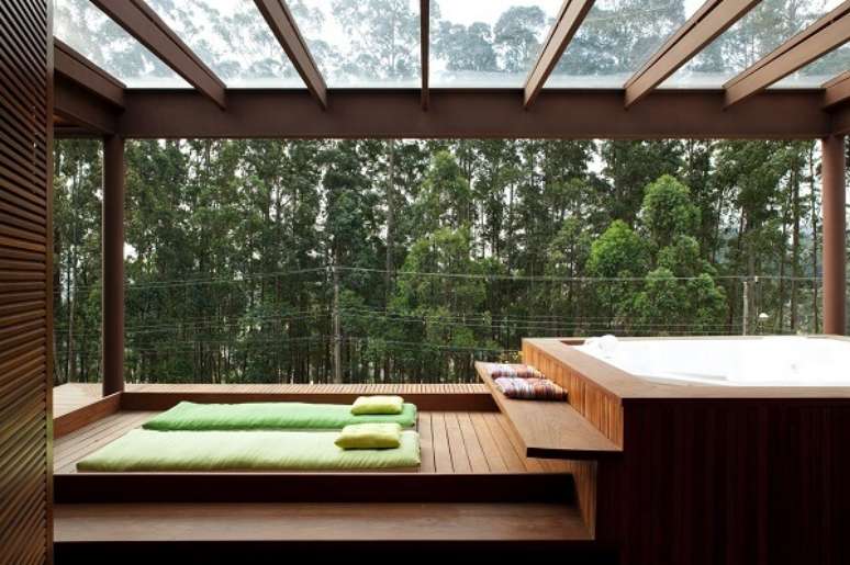 49. Varanda com cobertura de madeira e vidro &ndash; Fonte: Uol