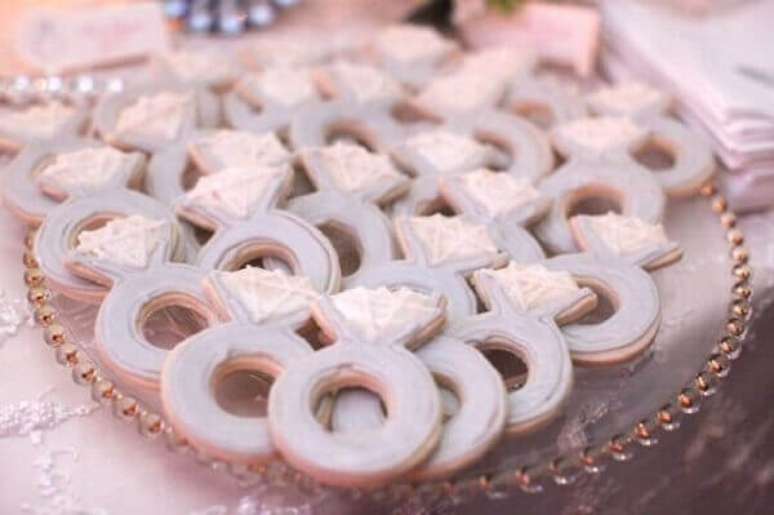 7- Uma das ideias para noivado são os biscoitinhos em formato de anéis. Fonte: Construindo decor