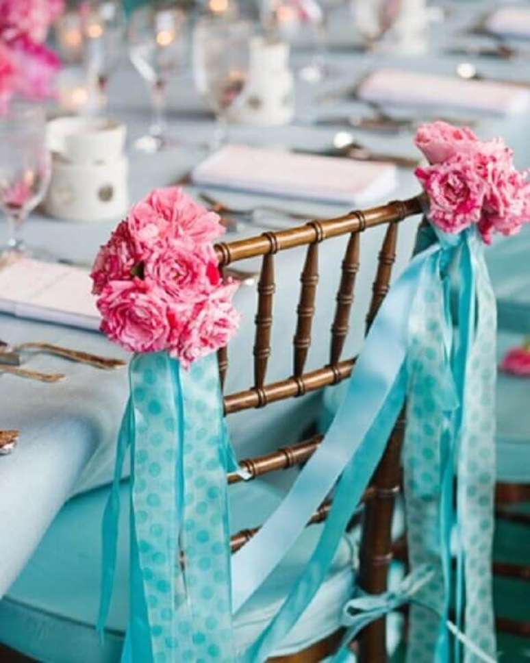 31- Na decoração de noivado as cadeiras são enfeitadas com tecido azul e rosa. Fonte: Meu Sonho É Casar