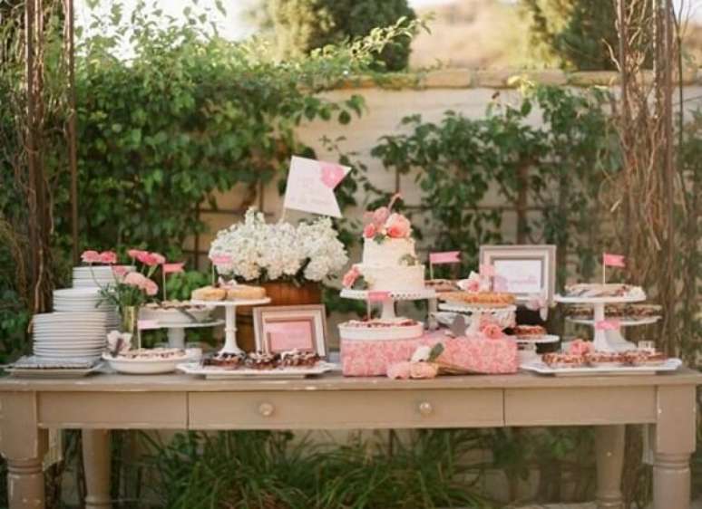 62- A mesa rústica com gavetas e doces é a decoração de noivado principal. Fonte: Pinterest