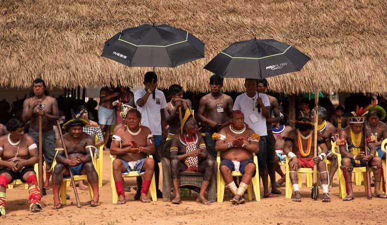 O cacique Raoni Metuktire (centro) foi o anfitrião de um evento que reuniu membros de 45 etnias na Terra Indígena Capoto Jarina (Mato Grosso) para protestar contra o governo