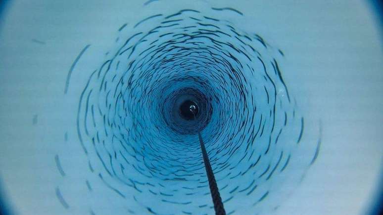 Buraco feito no gelo pela expedi&ccedil;&atilde;o