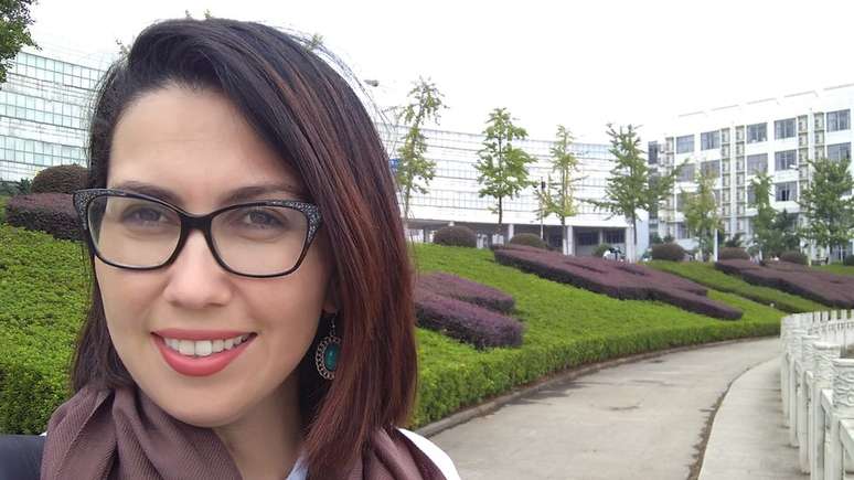 Indira em campus da Universidade de Huazhong; ela tentou voltar para o Brasil, mas não conseguiu
