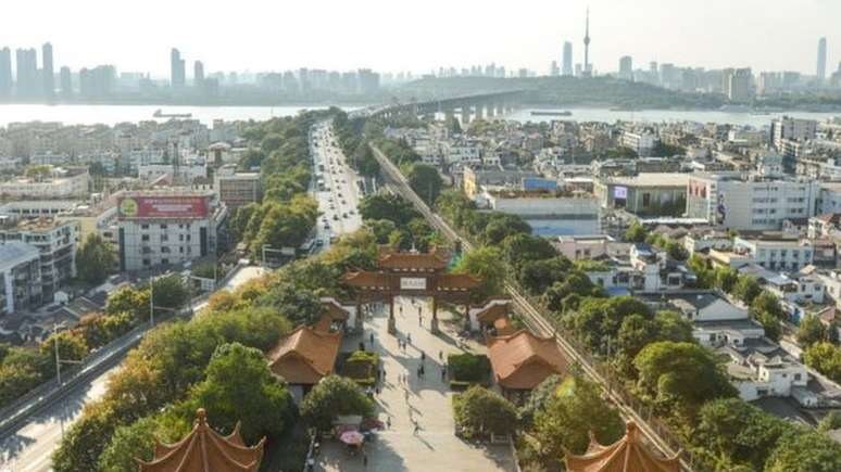 Wuhan retratada antes de surto de coronavírus; agora, doutoranda brasileira descreve uma cidade em quarentena