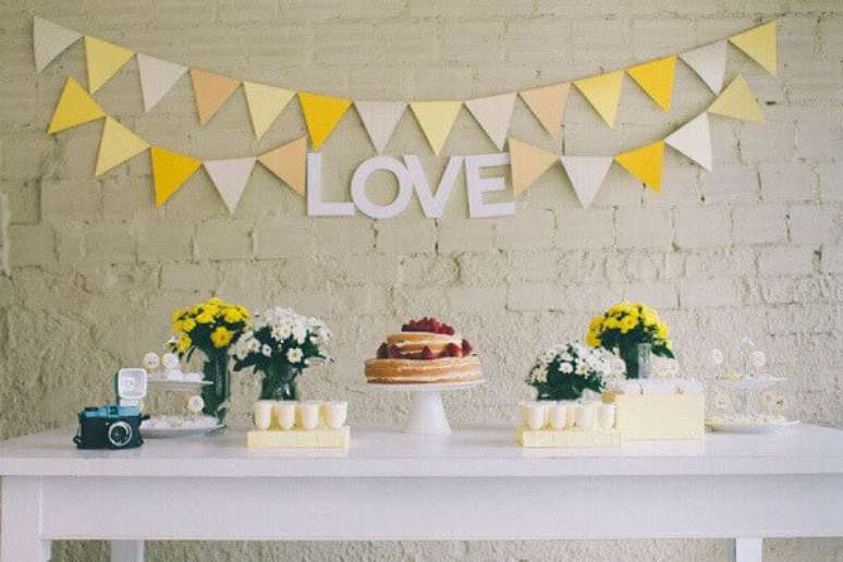 47- Na mesa de decoração de noivado o bolo com acabamento rústico é a principal atração da festa. Fonte: Ideias de Noivas