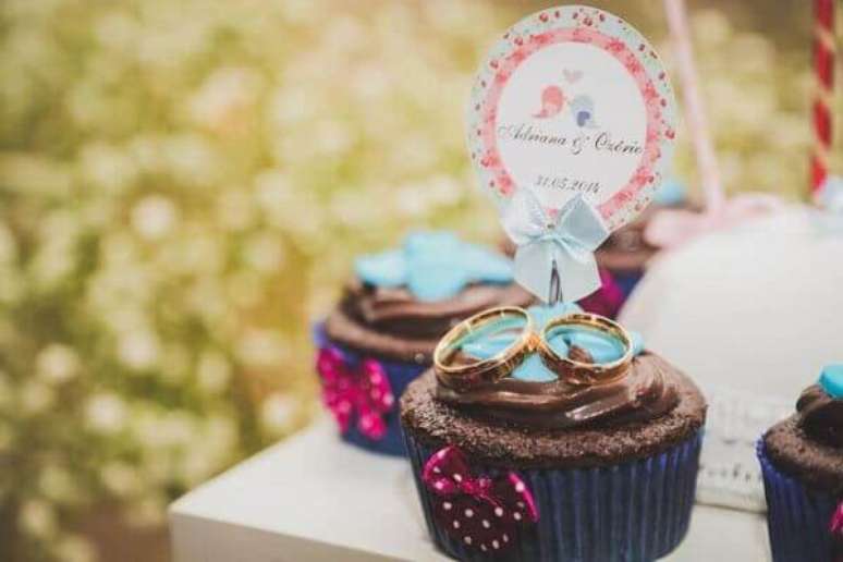 29- Cupcakes são confeitados com alianças para a decoração de noivado. Fonte: Casamentos