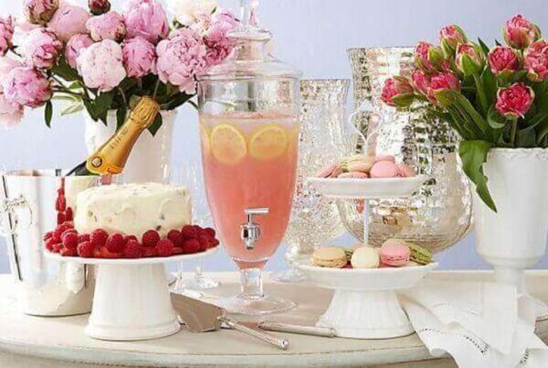 45- A decoração de noivado tem a mesa de festa simples com detalhes em branco e rosa. Fonte: Casa e Festa