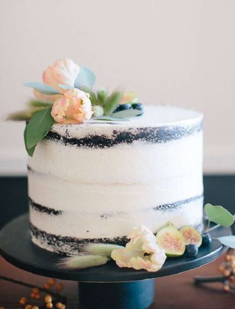 17- O bolo com acabamento rústico é muito usado em todos os estilos de decoração de noivado. Fonte: Canal da Decoração