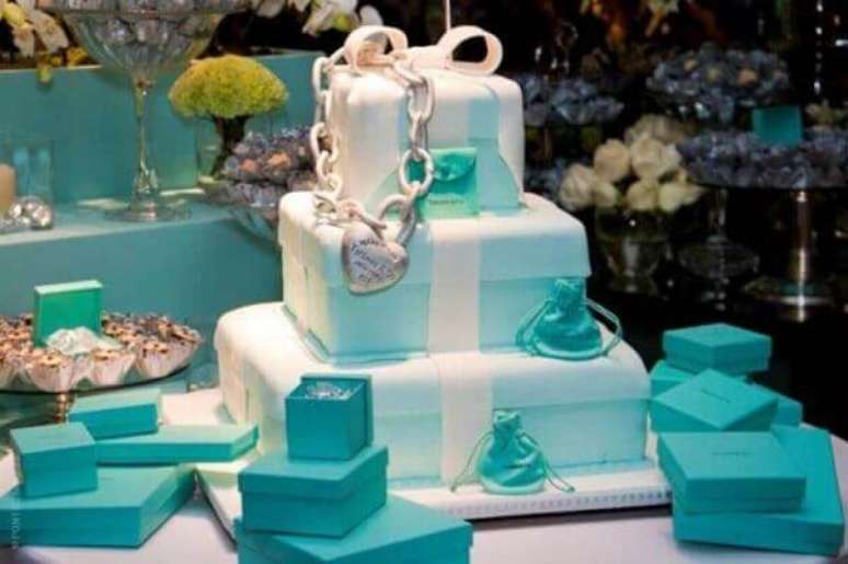 6- O bolo com tema descontraído complementa a decoração de mesa de noivado. Fonte: Moda sem Limites
