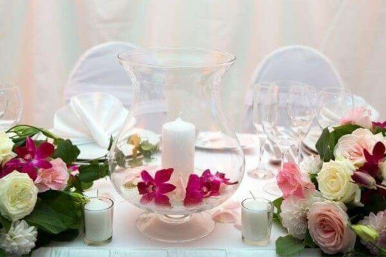 22- Na mesa de lembrancinhas a decoração de noivado é feita com castiçais e velas. Fonte: Dicas de Mulher