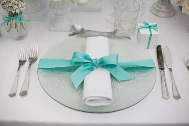 32- No jantar a decoração de noivado recebe fitas azuis para enfeitar a mesa. Fonte: Organizando meu casamento