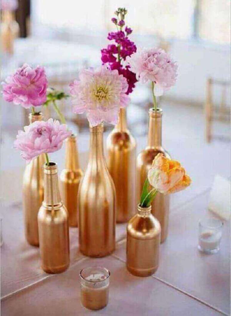 39- Garrafinhas como arranjos de flores é muito usado na decoração de noivado. Fonte: Enfim Noivei