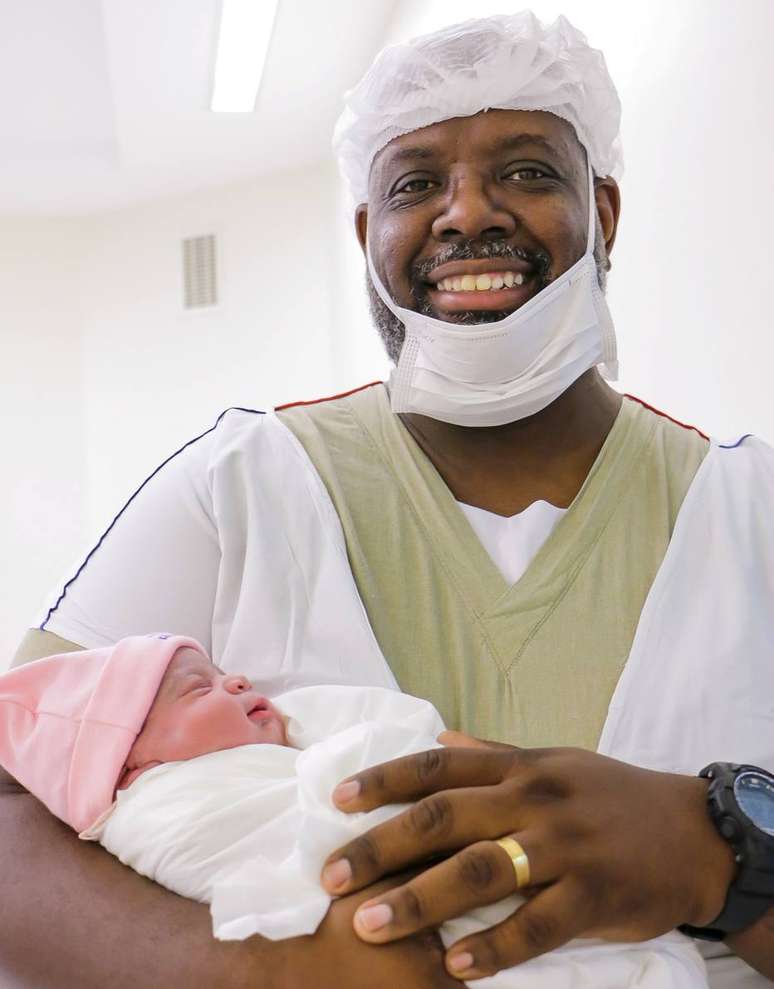 O cantor P&eacute;ricles com a filha Maria Helena.