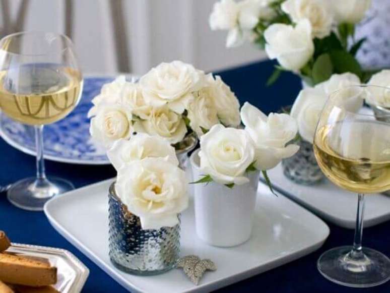 36- Pequenas rosas brancas para a decoração de noivado. Fonte: Guia Noiva Online