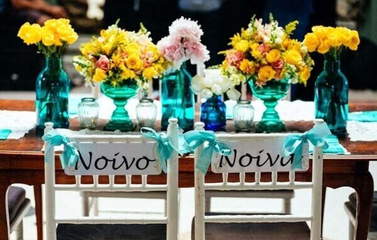 46- Na decoração de noivado as cadeiras dos noivos são marcadas com laços azuis. Fonte: Danilo Siqueira