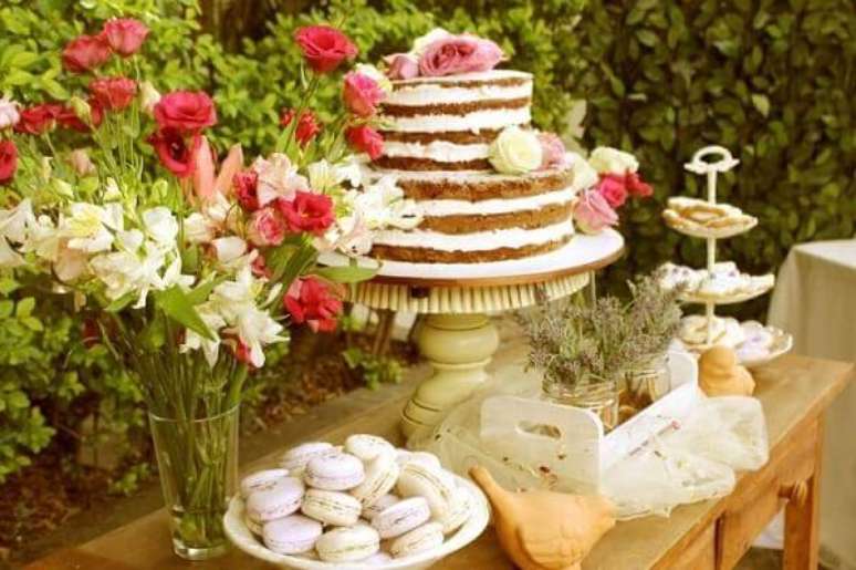 63- Na decoração de noivado a mesa principal deve ter um estilo romântico. Fonte: Pinterest