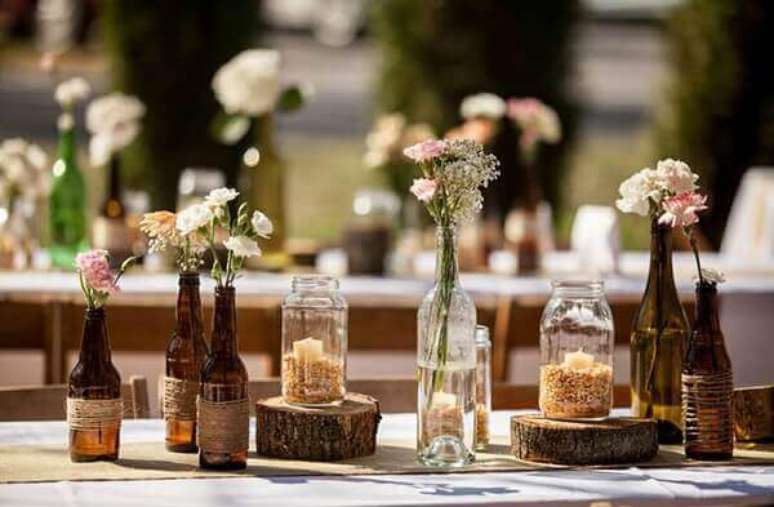 24- Na decoração de noivado simples é utilizado vários tipos de garrafas para enfeitar a mesa. Fonte: Lugar da Mulher