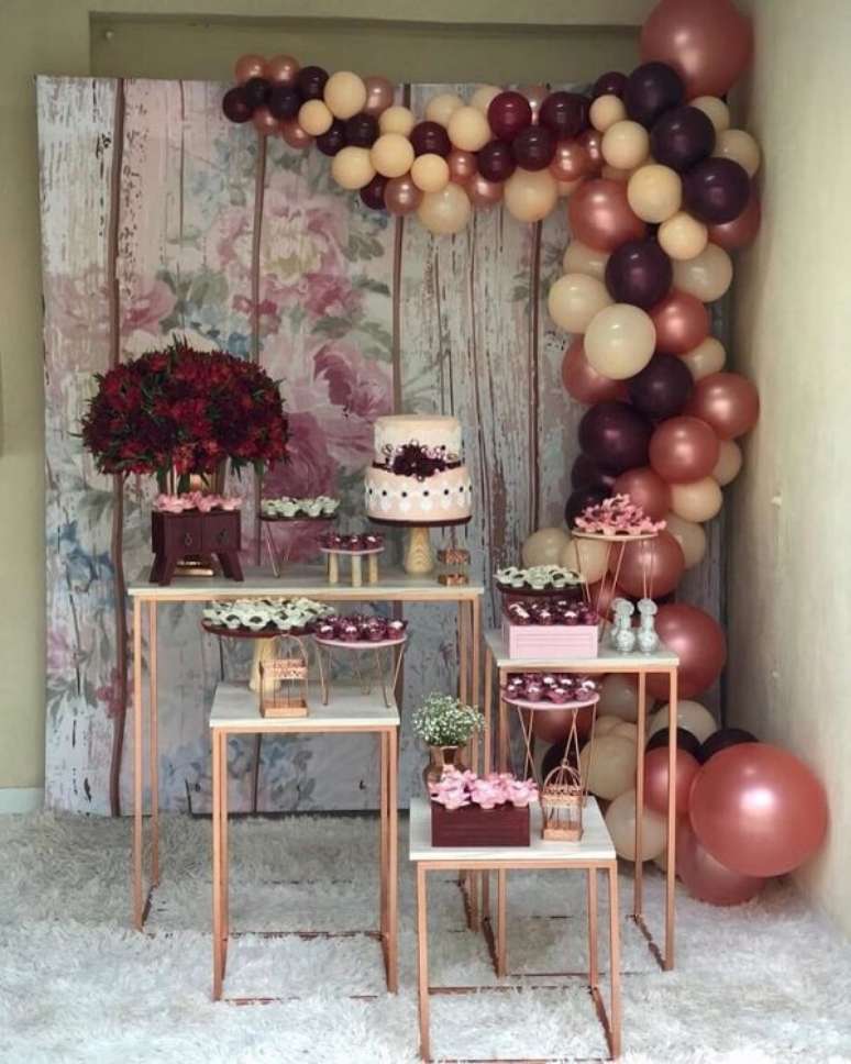 74- Utilize painel de madeira e muitos balões para a decoração de noivado. Fonte: Pinterest