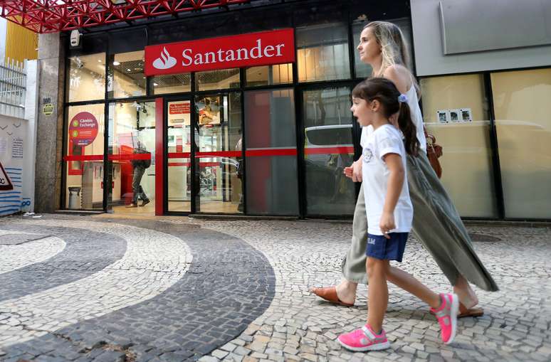 Mulher e criança passam por uma agência do Banco Santander no Rio de Janeiro, Brasil. 29/04/2019. REUTERS/Sergio Moraes