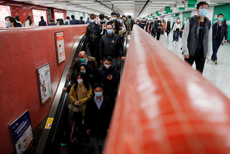 Passageiros usam máscaras para se prevenirem contra surto do coronavírus, nuam estação de trem em Hong Kong. 29/1/2020. REUTERS/Tyrone Siu
