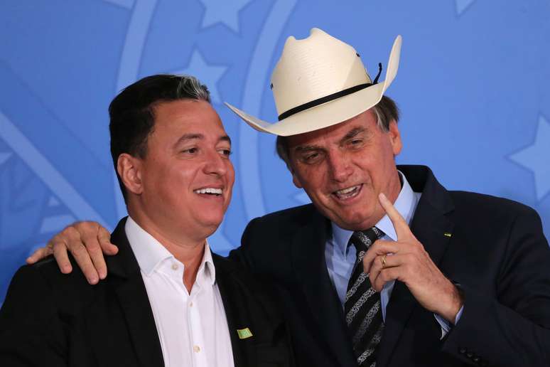 O presidente Jair Bolsonaro com o sertanejo Cuiabano Lima, no Palácio do Planalto