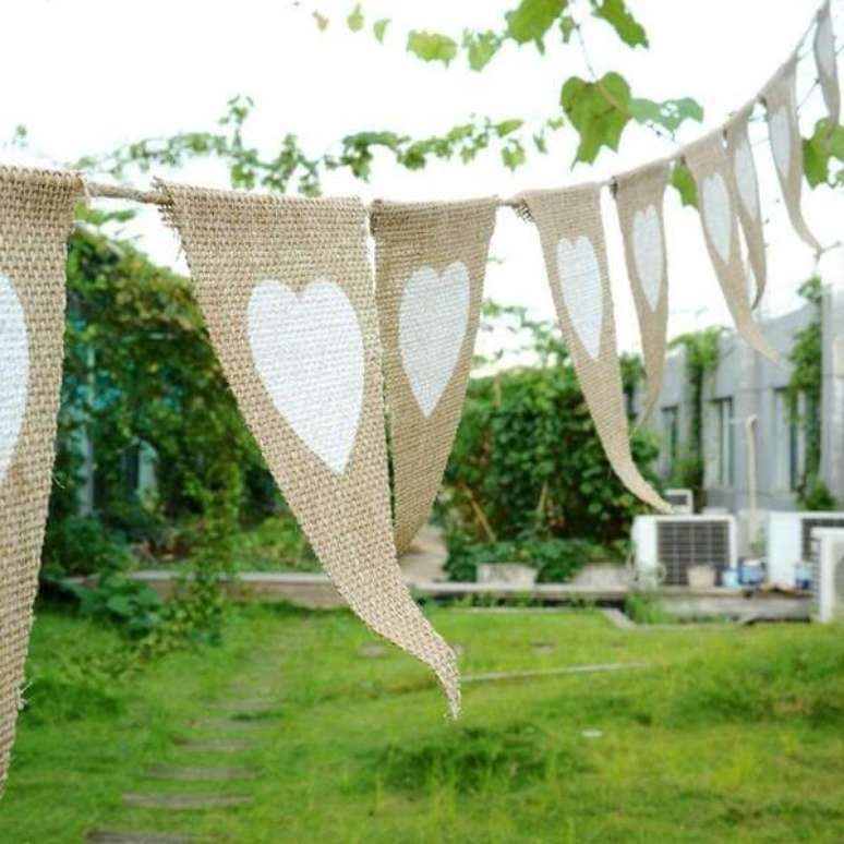 59- Em áreas externas a decoração de noivado foi feita com bandeirinhas em juta. Fonte: Artesanato passo a passo ja