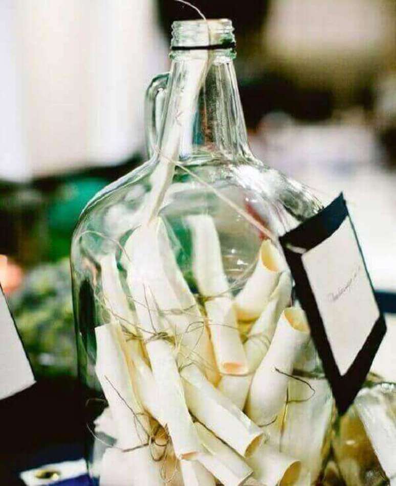 38- Na decoração de noivado a garrafa de mensagens é um dos itens mais procurados pelos organizadores de festa. Fonte: Pinterest