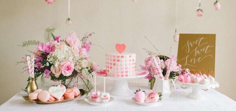 48- Os diversos tons de rosa fazem a decoração de noivado na mesa principal. Fonte: Casar É…