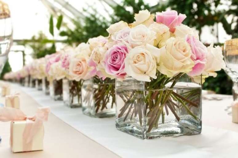 57- Na decoração de noivado os potes com flores idênticas são colocados alinhados para decorar o salão. Fonte: Noiva terapia