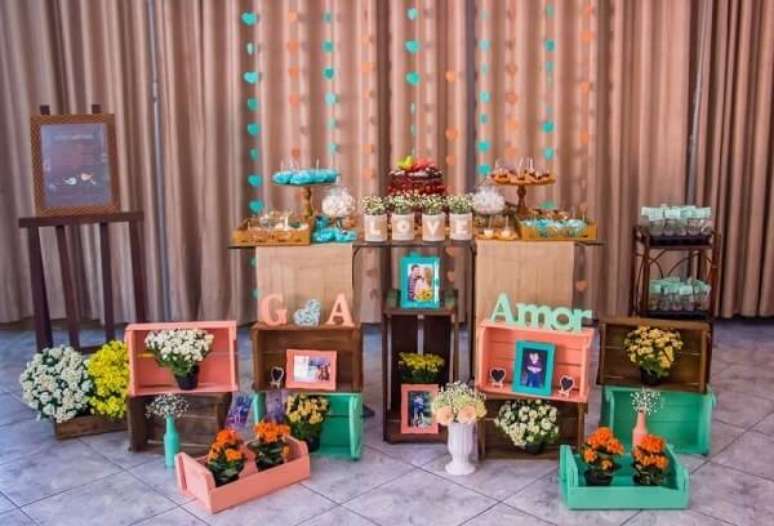 77- Utilize caixotes de madeira para compor a decoração de noivado. Fonte: Pinterest