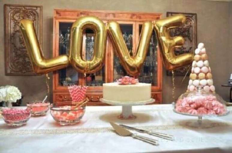 66- Na decoração de noivado simples na sala de estar foi utilizado letras em balões metálicos. Fonte: Pinterest
