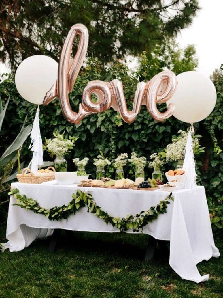 4- Utilize balões metálicos na decoração de noivado. Fonte: eNoivado