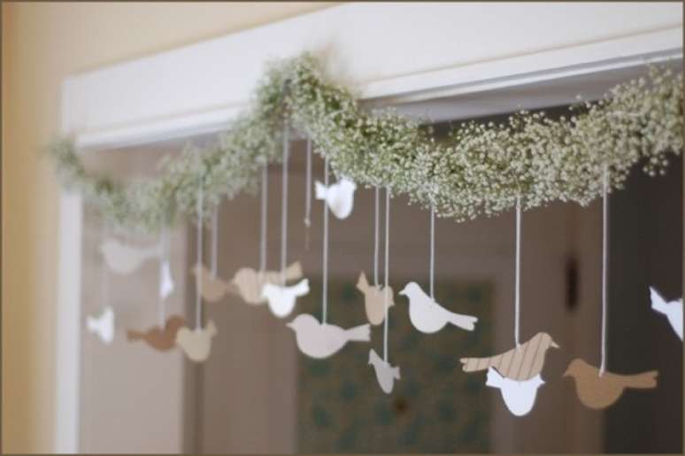 51- Na decoração de noivado as portas foram enfeitadas com passarinhos. Fonte: Casamento