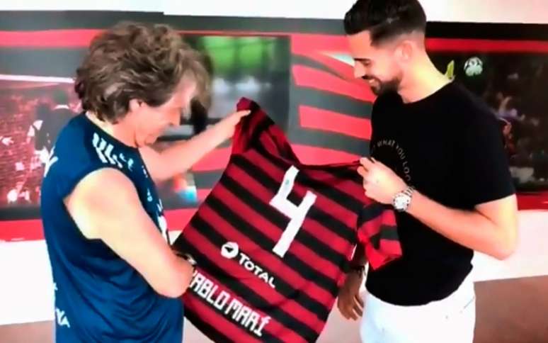 Pablo Marí entregou camisa ao Mister em sua despedida do Flamengo (Foto: Reprodução)
